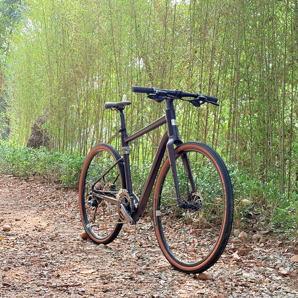 GF-102P 騎行於礫石路面 展示其穩定騎乘與全地形能力 台灣製 700C gravel folding bike